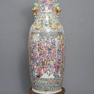 Un très grand vase en porcelaine de Chine famille rose, 19ème
