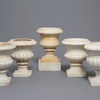 Vijf Italiaanse marmeren 'Medici' vazen, 19e eeuw