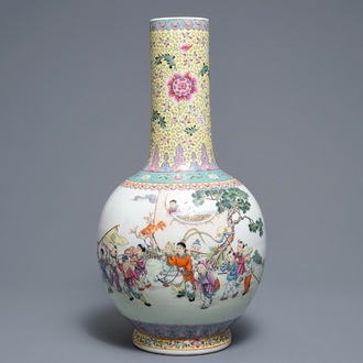 Un vase en porcelaine de Chine famille rose à décor de garçons jouants, marque de Qianlong, 20ème