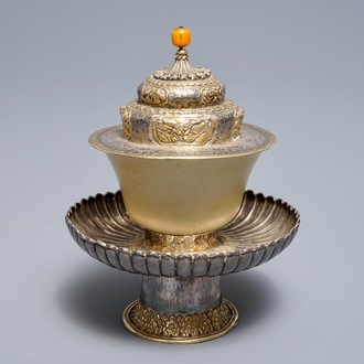 Un bol rituel en jade sur support en argent doré, Tibet, 19ème
