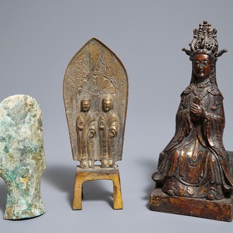 Twee Chinese bronzen figuren en een bronzen bijlpunt, mogelijk Han en Ming