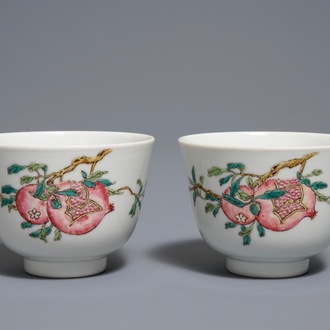 Une paire de bols en porcelaine de Chine famille rose à décor de grenades, marque de Daoguang, 19/20ème