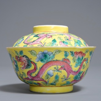 Un bol couvert en porcelaine de Chine famille rose sur fond jaune, 19/20ème