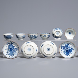 Zes Chinese blauwwitte koppen en schotels met kostbaarhedendecor, Kangxi