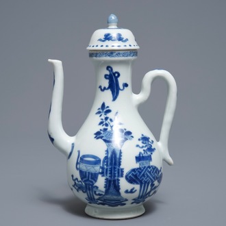 Une verseuse couverte en porcelaine de Chine bleu et blanc à décor d'antiquités, Kangxi