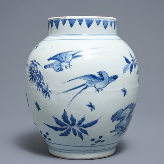 Un pot en porcelaine de Chine bleu et blanc, époque Transition