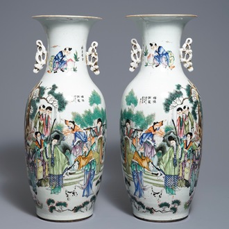 Une paire de vases en porcelaine de Chine famille rose à double décor, 19/20ème