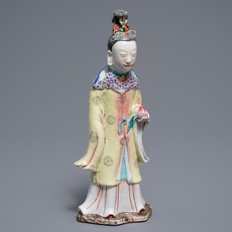 Een zeldzame Chinese famille rose figuur van Magu, Qianlong