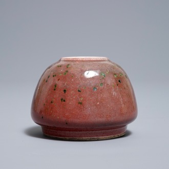 Un lave-pinceaux en porcelaine de Chine monochrome peau de pêche, marque de Kangxi, 19ème