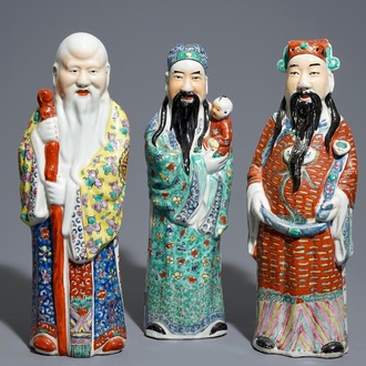 Un ensemble de trois figures d'Immortels en porcelaine de Chine famille rose, 19/20ème