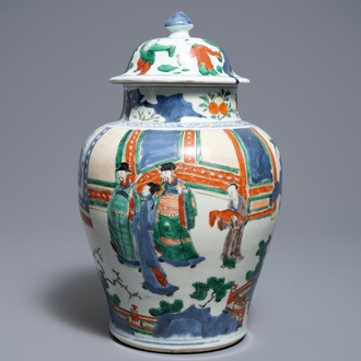 Un vase couvert en porcelaine de Chine wucai à décor de figures, époque Transition