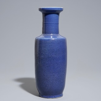 Un vase de forme rouleau en porcelaine de Chine bleu monochrome, 19/20ème