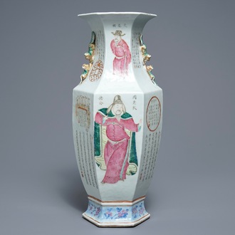 Un vase de forme hexagonale en porcelaine de Chine famille rose, 19ème
