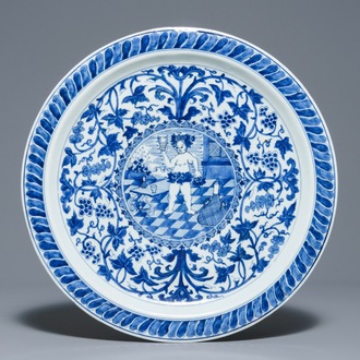 Un plat en porcelaine de Chine bleu et blanc à décor de Bacchus, Kangxi