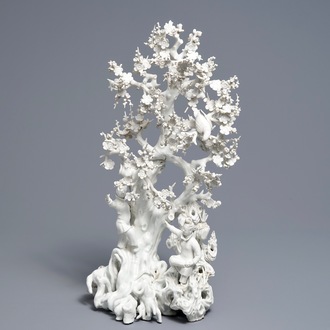 Un groupe en porcelaine blanc de Chine figurant deux femmes autour d'un arbre, 18ème