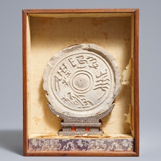 Een Chinees aardewerken dakfragment met karakters, Han