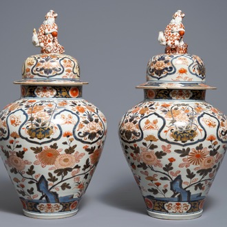 Une paire de vases couverts en porcelaine de Japon, Edo, 17ème