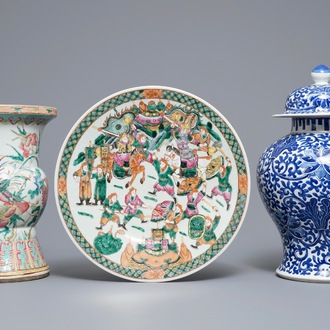 Deux paires de vases et un plat en porcelaine de Chine famille rose et bleu et blanc, 19ème