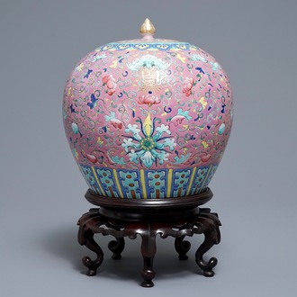 Un pot couvert en porcelaine de Chine famille rose, 19ème