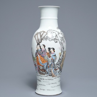 Un vase en porcelaine de Chine famille rose, marque de Ju Ren Tang, 20ème