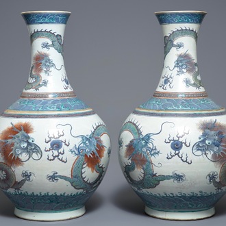 Une paire de vases de forme bouteille en porcelaine de Chine doucai, marque de Qianlong, 19ème