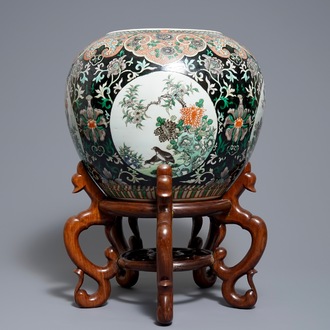 Une jardinière en porcelaine de Chine famille noire sur socle en bois, 19ème