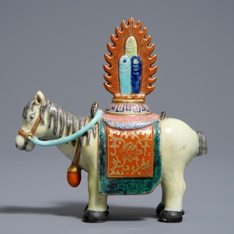 Een Chinees famille rose model van een paard met attribuut, Qianlong