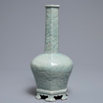 Un vase en porcelaine céladon à décor incisé, Corée, Goryeo ou après