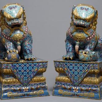 Een paar grote Chinese boeddhistische leeuwen in cloisonné, 19/20e eeuw