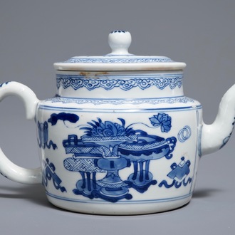 Une théière couverte en porcelaine de Chine bleu et blanc à décor d'antiquités, Kangxi