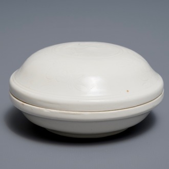 Une boîte couverte de forme ronde en porcelaine blanc de Chine de Dehua à décor incisé, Ming/Qing