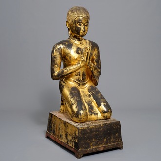 Een grote Thaïse verguld bronzen figuur van Moggallana, Ayutthaya periode, 17e eeuw