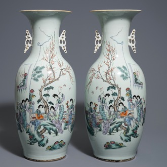 Een paar Chinese qianjiang cai vazen met figuren in een tuin, 19/20e eeuw
