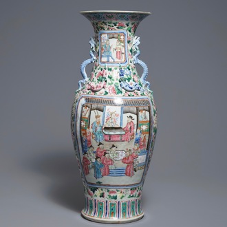 Un vase en porcelaine de Chine famille rose aux anses en forme de dragons, 19ème