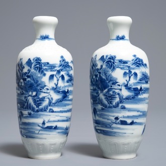 Une paire de vases en porcelaine de Chine bleu et blanc, marque de Qianlong, République, 20ème