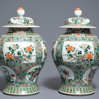 A pair of Chinese famille verte vases and covers with floral design, 19/20th C.