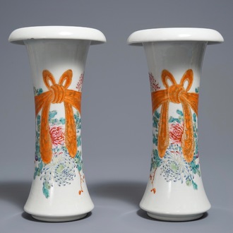 Une paire de vases en porcelaine de Chine famille rose, marque de Qianlong, 20ème
