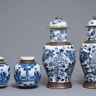 Deux paires de vases en porcelaine de Chine bleu et blanc dit "de Nankin", 19/20ème