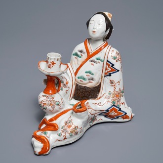 Une figure d'une Bijin avec bougeoir en porcelaine Imari de Japon, Edo, 17/18ème