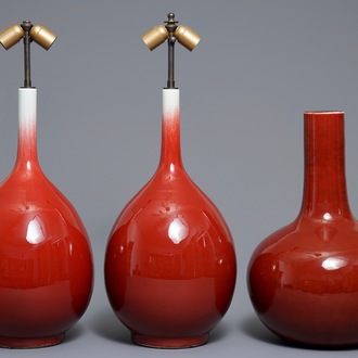 Trois vases de forme bouteille en porcelaine de Chine sang de boeuf monochrome, 20ème