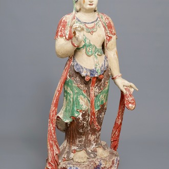 Une grande figure de Guanyin en bois sculpté et polychromé, Chine, 18/19ème