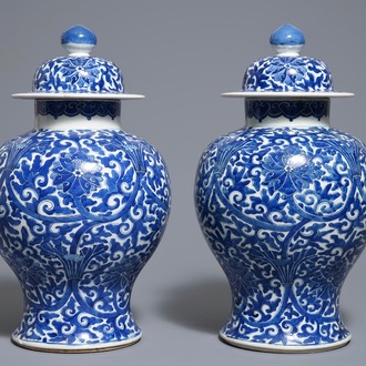 Une paire de vases couverts en porcelaine de Chine bleu et blanc, 19ème