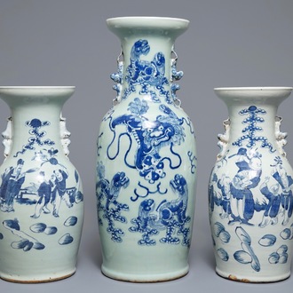 Trois vases en porcelaine de Chine bleu et blanc sur fond céladon, 19ème
