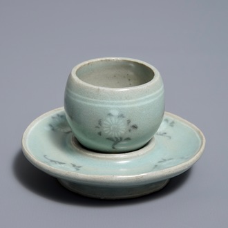 Une tasse sur son support en porcelaine céladon, Corée, Goryeo ou après