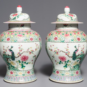 Une paire de vases couverts en porcelaine de Chine famille rose, marque de Qianlong, 19ème