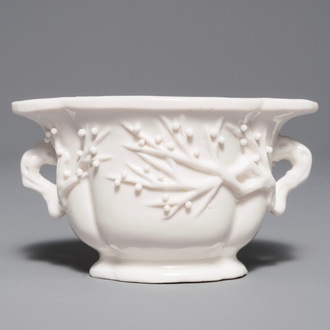 Un taste-vin à deux anses en porcelaine blanc de Chine de Dehua, Kangxi