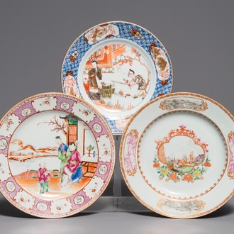 Drie fijne Chinese famille rose en Imari-stijl borden, Yongzheng/Qianlong