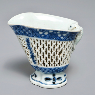 Une verseuse ajourée à double parois en porcelaine de Chine bleu et blanc, Qianlong