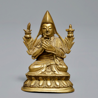 Een Sino-Tibetaanse verguld bronzen figuur van Tsongkhapa, 18/19e eeuw