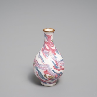 Een ongewone Chinese miniatuur faux-marbre vaas, 18e eeuw